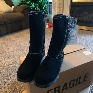New lady’s black mid calf boots.